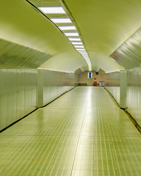 空旷的现代隧道步道，上海，中国图片下载