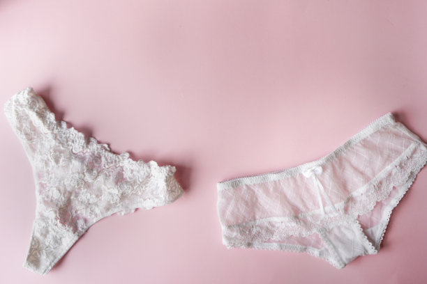 女性性感蕾丝白色内裤在粉红色的背景与复制空间。时尚衣服,内衣。漂亮的内衣。棉织品妇女内衣。织物的女孩女裤图片下载