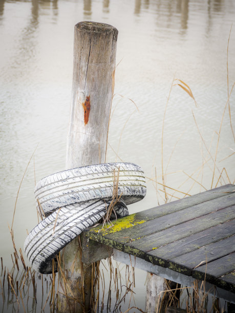 轮胎挂在港口的杆子上图片下载