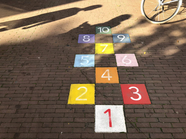 阿姆斯特丹人行道上用来玩跳房子游戏的彩色瓷砖图片下载