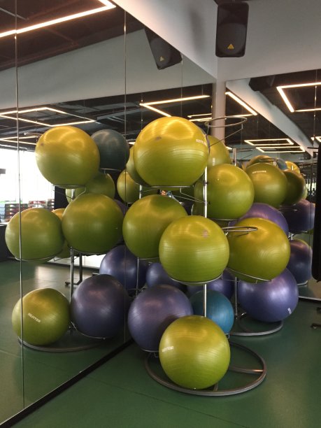 健身课上的健身球组图片下载