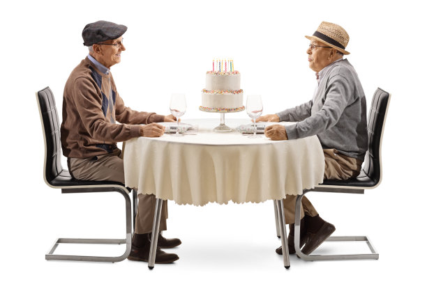 两位老人坐在桌前吹蜡烛图片下载