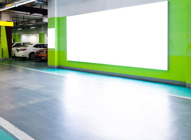 地下室停车场墙上的空白广告牌图片下载