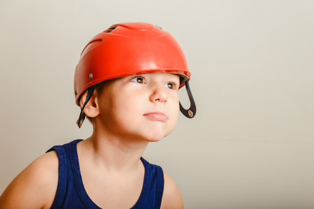 5岁男孩戴着红色头盔，白色背景的工人图片下载