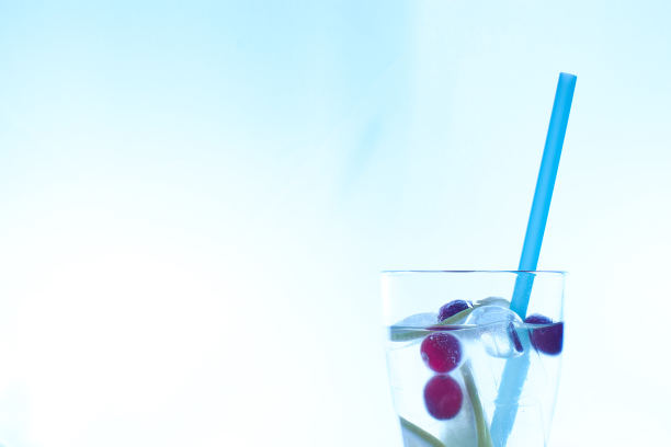清凉的夏日鸡尾酒，配以柠檬冰和浆果。照片夏季饮料的特写在一个白色的背景。图片下载