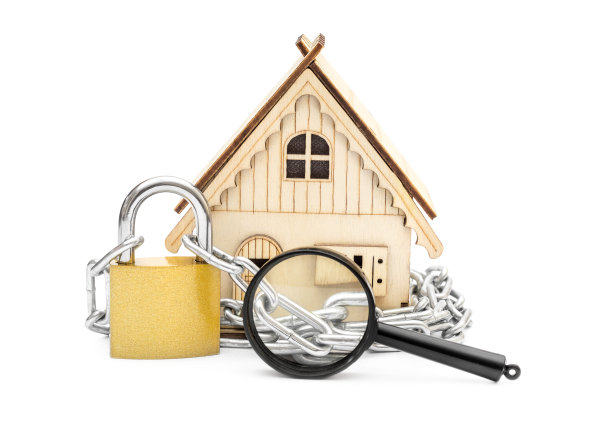 房子的模型用链条锁着，上面有挂锁和放大镜。家保护研究。图片下载