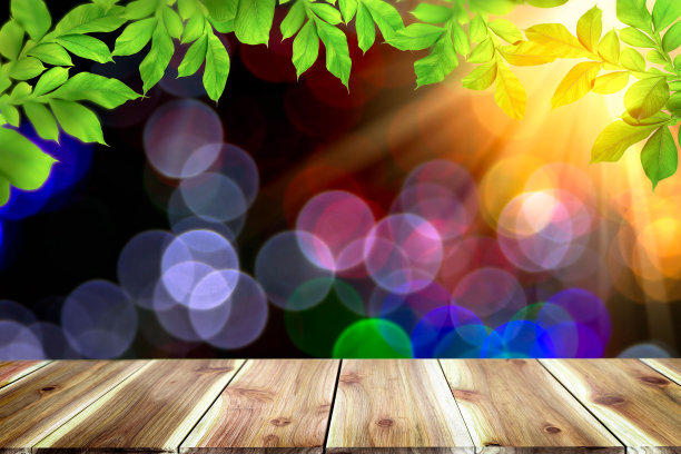 空旷的深色木桌前面抽象模糊的散景背景。图片下载