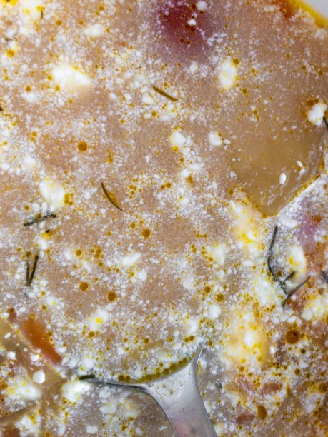 俯视图:碗里有罗宋汤和汤勺藏在酸奶油和油渍里图片下载