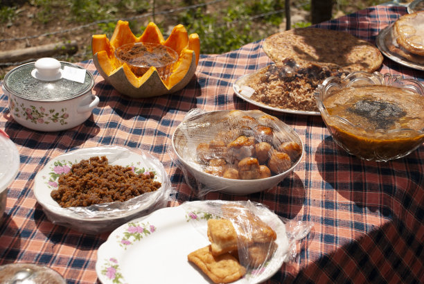 不同颜色的当地传统美食木质餐盘图片下载