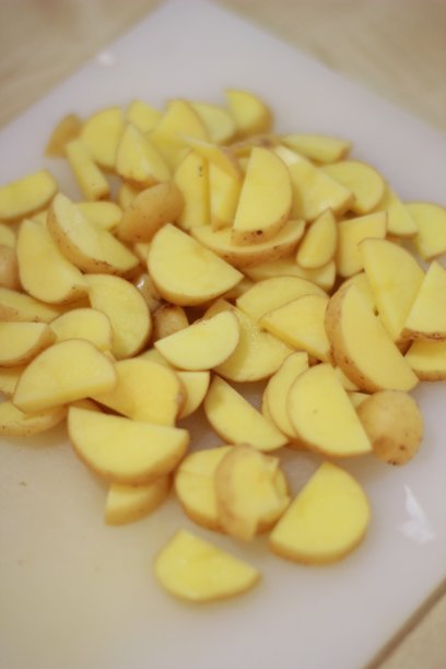 切菜板上的碎土豆图片下载