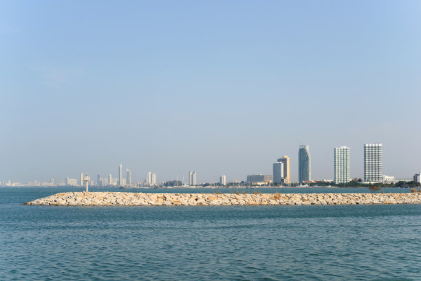 从班安布尔海滩眺望芭堤雅和大海。地平线上的建筑物。图片下载