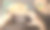 电话里有狮子的照片。在背景上画画，在手机上移动。图片下载
