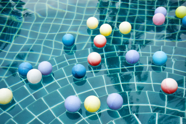 玩具橡胶球浮在池水上图片下载