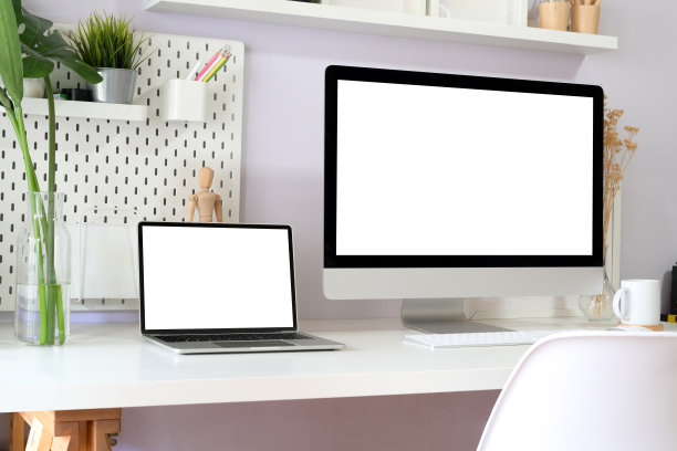现代干净的工作空间模型与空白屏幕桌面电脑。图片下载