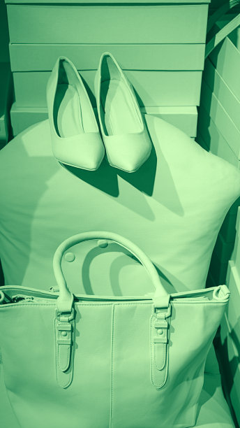 时尚的女性配饰概念，手袋鞋上的空盒子和霓虹绿色背景。图片下载
