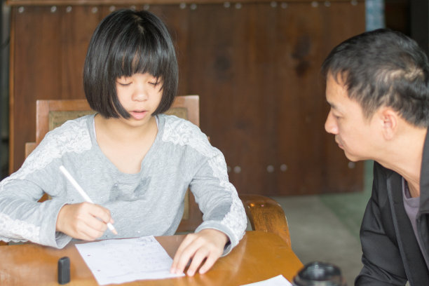 阿亚的父亲很难教女儿做作业。亚洲小女孩哭闹不能做数学课，爸爸和女儿之间的冲突。老师在家教学生，在家上学图片下载