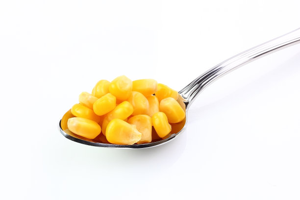 勺子里的玉米放在桌上图片下载
