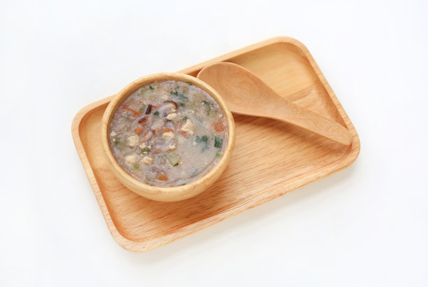 白底木碗里的婴儿食物粥。图片下载