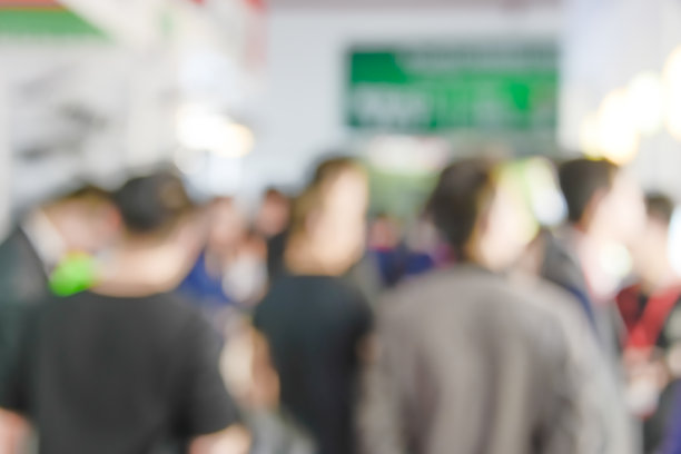 贸易展览中公众展览的背景散焦。用于业务的抽象背景。图片下载