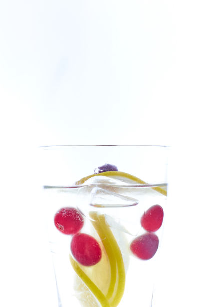 清凉的夏日鸡尾酒，配以柠檬冰和浆果。照片夏季饮料的特写在一个白色的背景。图片下载