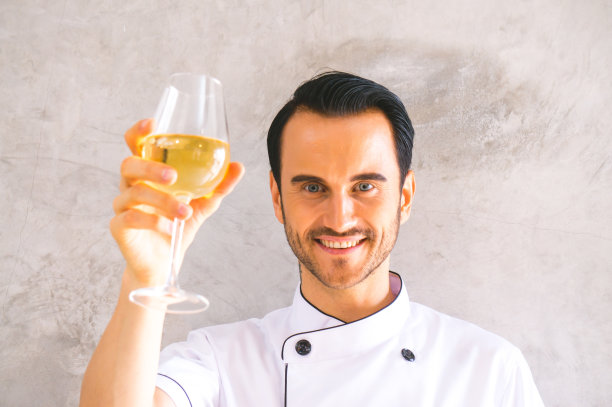 厨师用酒杯庆祝图片下载
