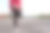 这是一名年轻的健身女性在跑道上跑步前伸展右腿的照片。图片下载