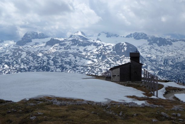 奥地利达赫斯坦山上的海尔布隆纳教堂图片下载