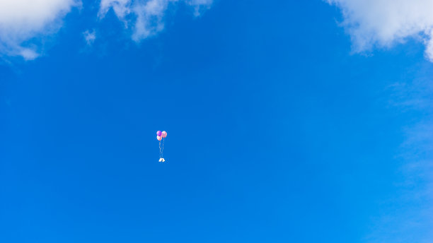 气球和贺卡和蓝天图片下载