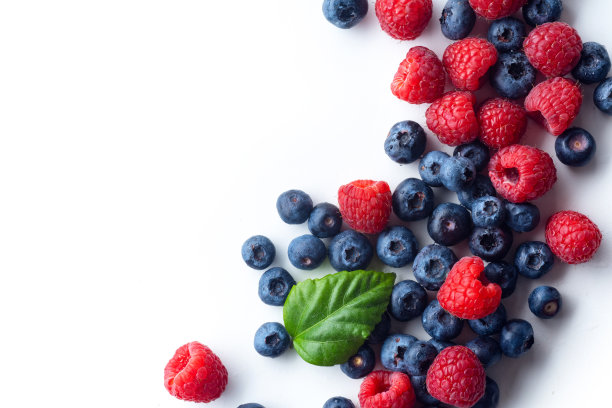 树莓和蓝莓孤立在白色背景与复制空间图片下载