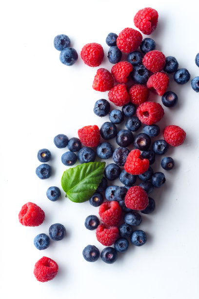 树莓和蓝莓孤立在白色背景与复制空间图片下载