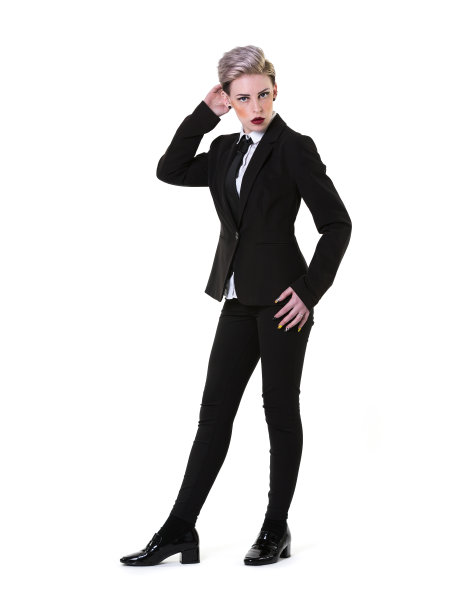 穿着黑色西装、衬衫和白色领带的年轻女子图片下载