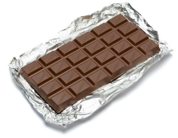 牛奶巧克力条覆盖箔孤立在白色背景与剪切路径图片下载