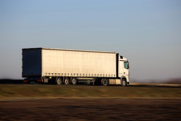 高速公路上的卡车图片下载