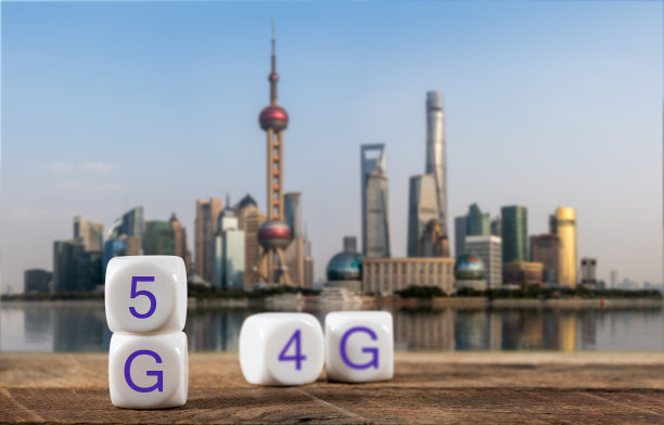 在木桌上拼出5G的积木，后面是上海的城市景观图片下载