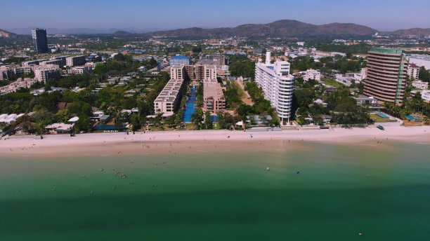 华欣美丽的海景俯视图在普拉卓布基里汗省，泰国，鸟瞰海岸线，大海和华欣市图片下载