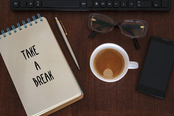 办公桌与办公配件和休息信息。压力管理，超负荷和倦怠的概念图片下载