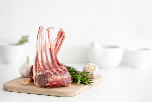 羊排放在砧板上图片下载