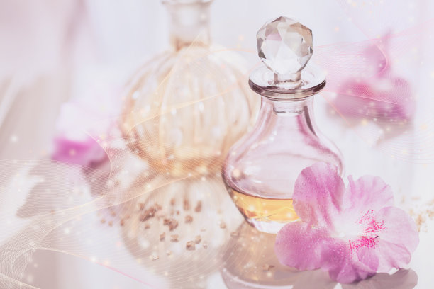 水疗静物与香水和芳香油瓶包围鲜花图片下载