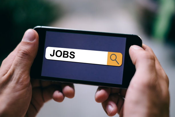 工作搜索概念-在手机屏幕或智能手机显示的搜索栏中写工作图片下载