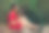 年轻女子穿着迷你裙在森林里拍照。图片下载