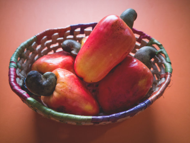 篮子里的成熟腰果图片下载