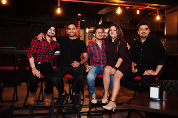 一群印度朋友坐在酒吧里，享受和休息。图片下载