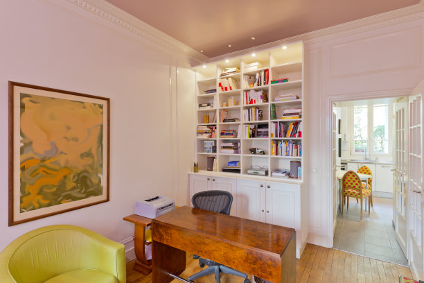 家庭办公室与家庭厨房连接。图片下载