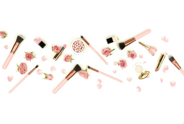 化妆化妆化妆用品刷子，口红，粉红色的花玫瑰白色的背景。平的。前视图。本空间图片下载