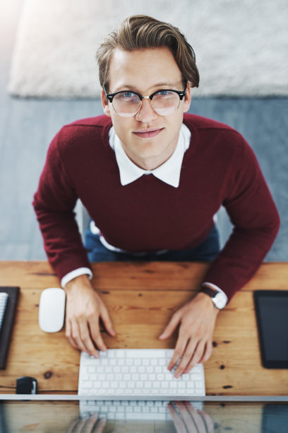 山顶就在我的视线范围内图片下载