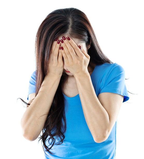 一个压力很大的女人用白色背景遮住了自己的脸图片下载