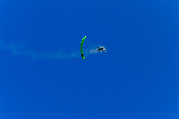 绿色降落伞蓝天跳伞图片下载