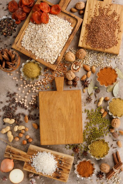 干果，谷物，香料和坚果，有机健康零食的纹理背景。健康饮食的概念。简单的产品。木质装饰板下带有文字的地方。副本的空间。图片下载