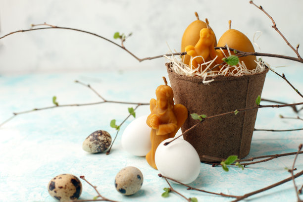 复活节庆祝餐桌设置，程式化的照片-鸡蛋和装饰天然蜡烛-天使，兔子，鸡蛋光背景，春节假期，复制空间图片下载