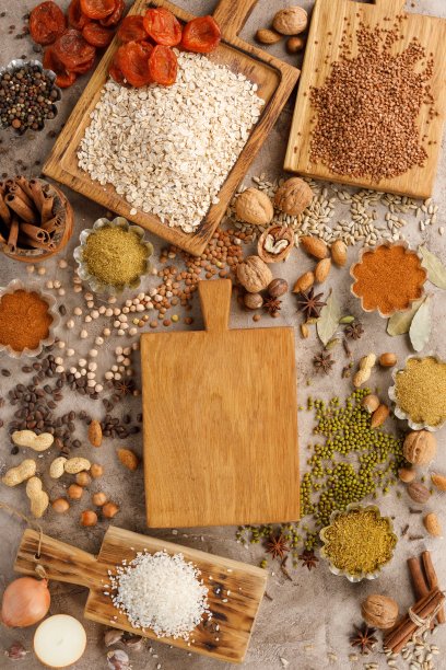 干果，谷物，香料和坚果，有机健康零食的纹理背景。健康饮食的概念。简单的产品。木质装饰板下带有文字的地方。副本的空间。图片下载